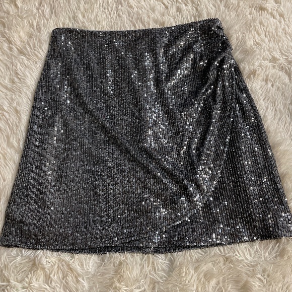 Fun and festive sequined skirt - Picture 1 of 4